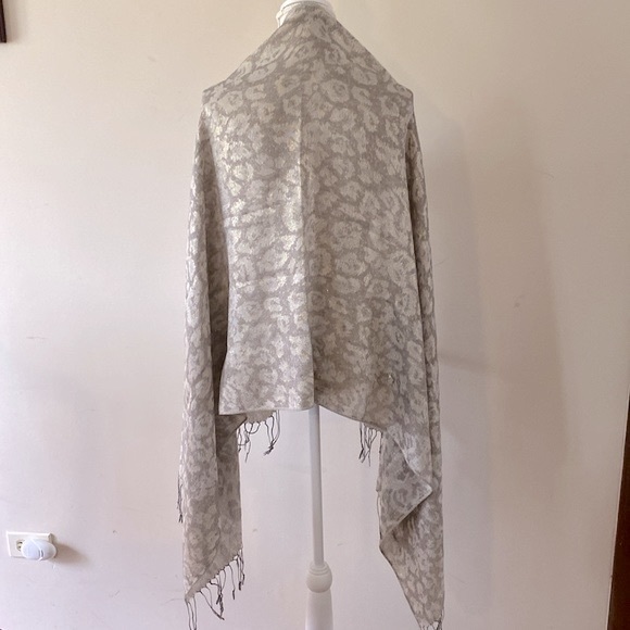 West Loop women’s sparkle silver gray metallic shawl, wrap, scarf animal print - Picture 5 of 17
